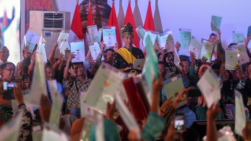 Presiden Jokowi Serahkan Sertifkat Tanah kepada Warga Riau