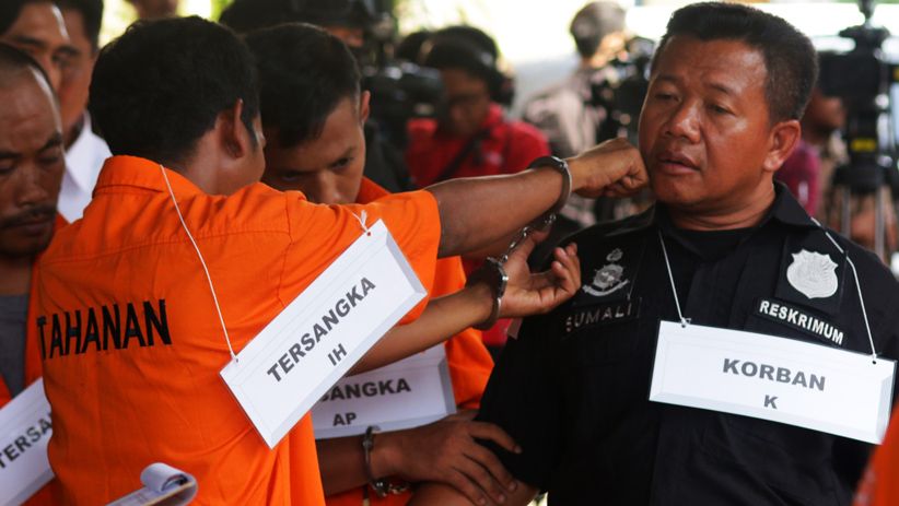5 Tersangka Peragakan 20 Adegan Reka Ulang Pengeroyokan Anggota TNI - Bagian 1