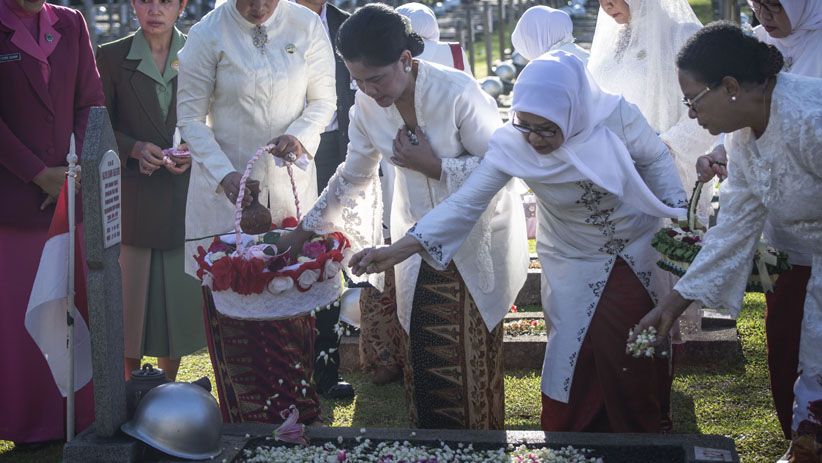 Ibu Negara Tabur Bunga di Makam Istri-Istri Para Mantan Wapres - Bagian 2