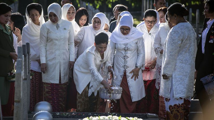 Ibu Negara Tabur Bunga di Makam Istri-Istri Para Mantan Wapres - Bagian 1