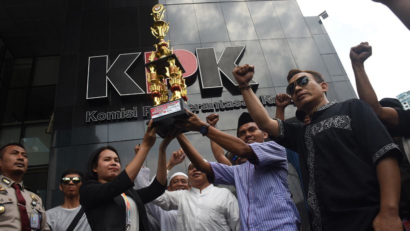 Bupati Kena OTT, Warga Cianjur Berikan KPK Piala Juara 1 - Bagian 1
