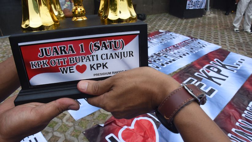 Bupati Kena OTT, Warga Cianjur Berikan KPK Piala Juara 1 - Bagian 2