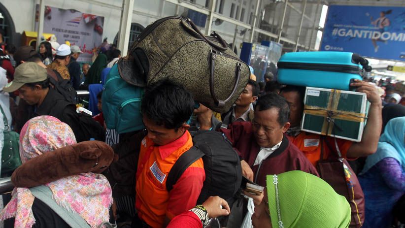 Libur Panjang, Stasiun Senen Dipadati Penumpang - Bagian 5