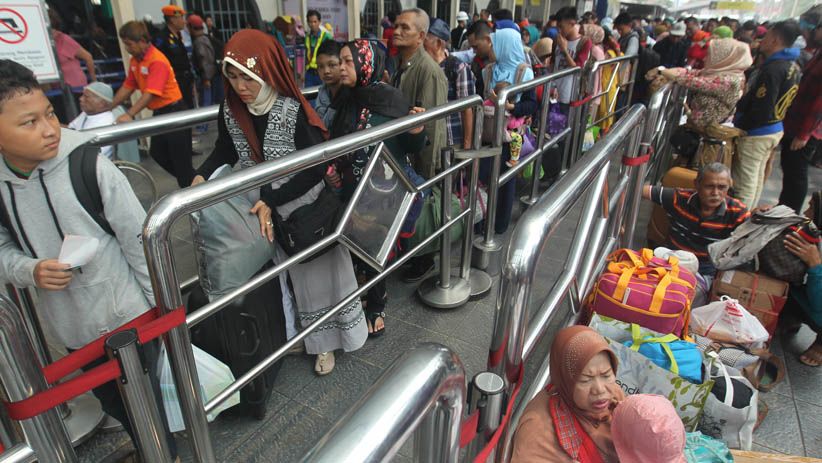 Libur Panjang, Stasiun Senen Dipadati Penumpang - Bagian 4