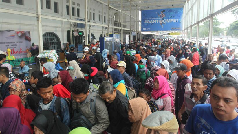 Libur Panjang, Stasiun Senen Dipadati Penumpang - Bagian 1