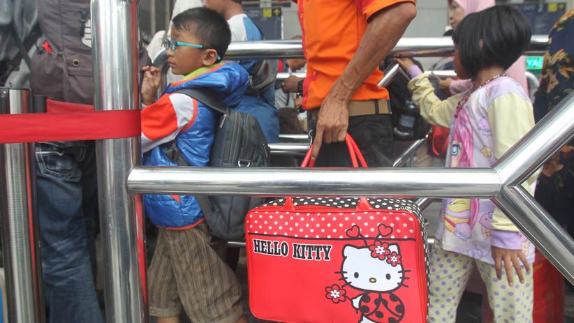Libur Panjang, Stasiun Senen Dipadati Penumpang - Bagian 3