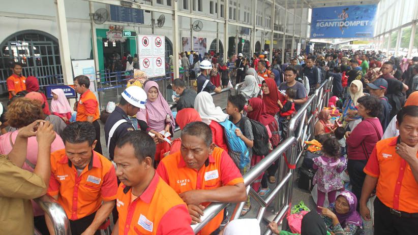 Libur Panjang, Stasiun Senen Dipadati Penumpang - Bagian 2