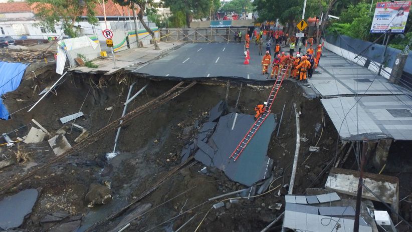 Penampakan dari Udara, Jalan Ambles di Jalan Raya Gubeng Surabaya - Bagian 2