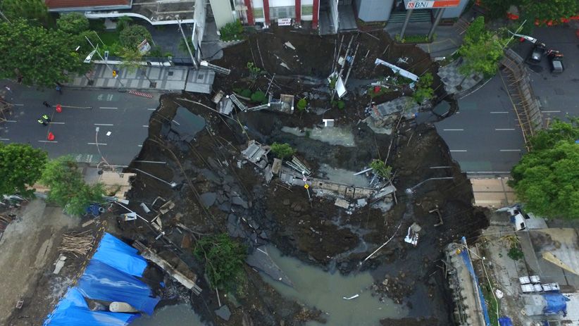 Penampakan dari Udara, Jalan Ambles di Jalan Raya Gubeng Surabaya
