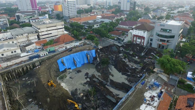 Penampakan dari Udara, Jalan Ambles di Jalan Raya Gubeng Surabaya