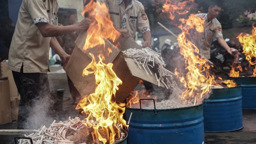Bea Cukai Musnahkan Ratusan Ribu Batang Rokok Senilai Rp116 Juta - Bagian 2