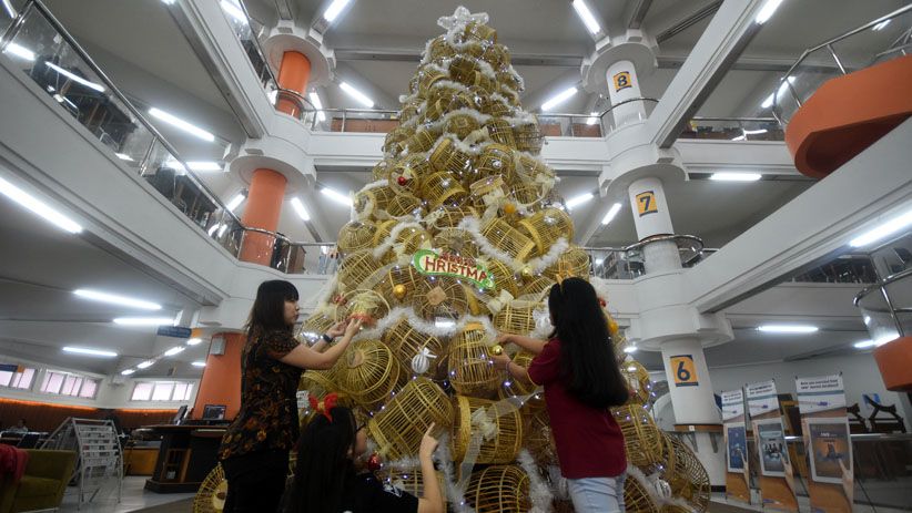 Pohon Natal di Surabaya Terbuat dari 219 Kurungan Ayam