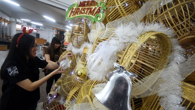 Pohon Natal di Surabaya Terbuat dari 219 Kurungan Ayam