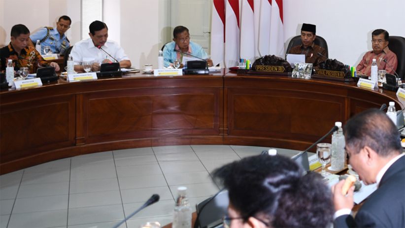 Presiden Jokowi Pimpin Rapat Terbatas Persiapan Natal dan Tahun Baru - Bagian 1
