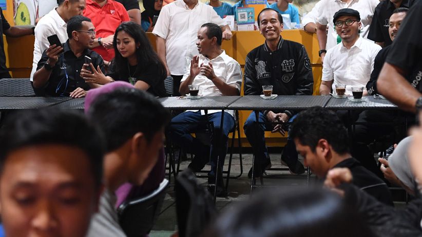 Jokowi Malam Minggu di Pasar Segar, Lihat Produk Anak Muda Makassar - Bagian 2