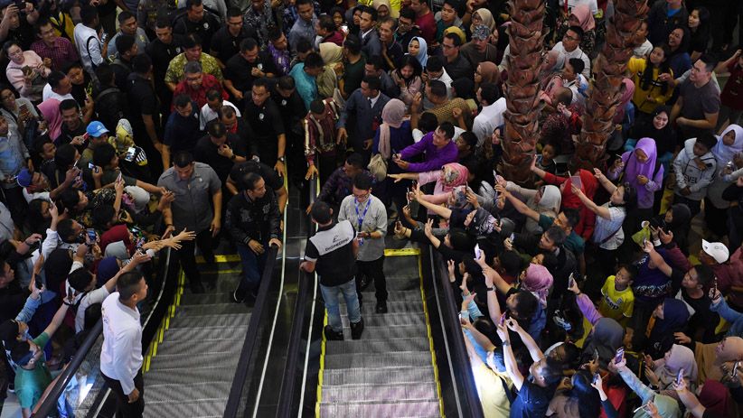 Jokowi Malam Minggu di Pasar Segar, Lihat Produk Anak Muda Makassar