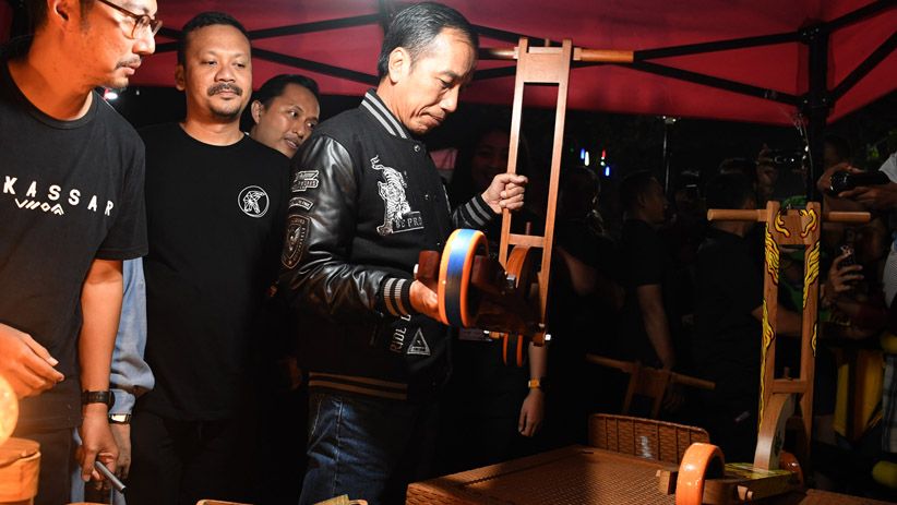 Jokowi Malam Minggu di Pasar Segar, Lihat Produk Anak Muda Makassar