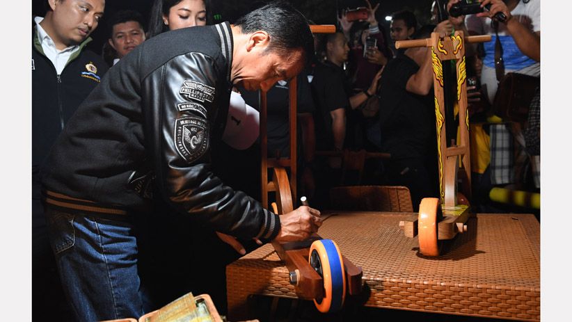 Jokowi Malam Minggu di Pasar Segar, Lihat Produk Anak Muda Makassar