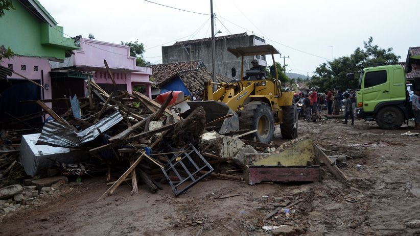 Tim SAR Gabungan Cari Korban Tsunami Lampung di Reruntuhan Bangunan
