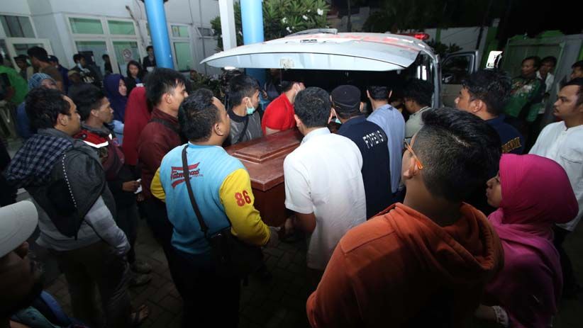 24 Jenazah Korban Tsunami Selat Sunda Dibawa ke RS Fatmawati - Bagian 1