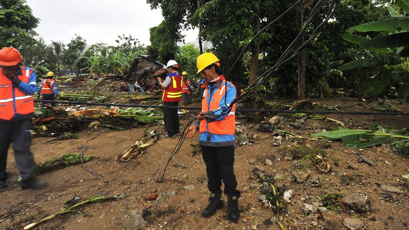 PLN Perbaiki Jaringan Listrik Pasca-Tsunami di Pandeglang  - Bagian 3