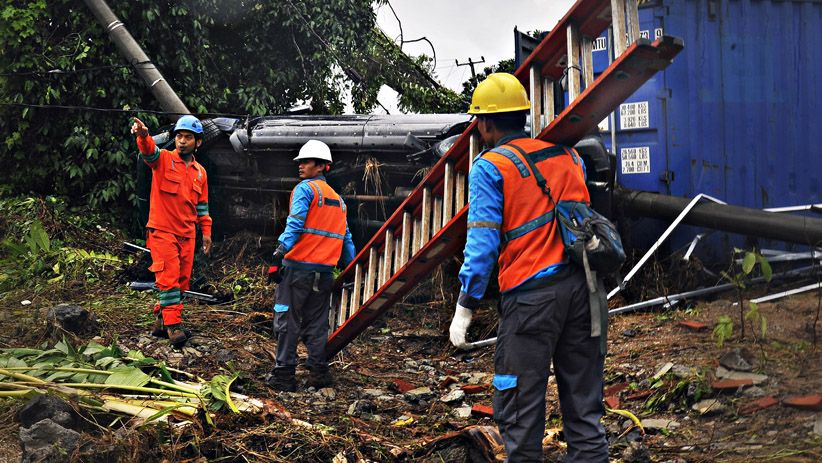 PLN Perbaiki Jaringan Listrik Pasca-Tsunami di Pandeglang  - Bagian 1