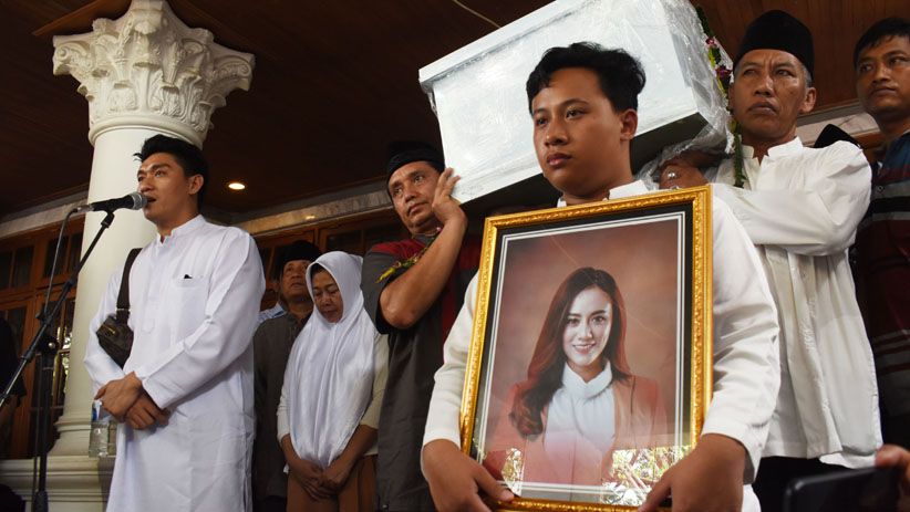 Ratusan Warga Iringi Pemakaman Dylan Sahara, Istri Ifan Seventeen - Bagian 2