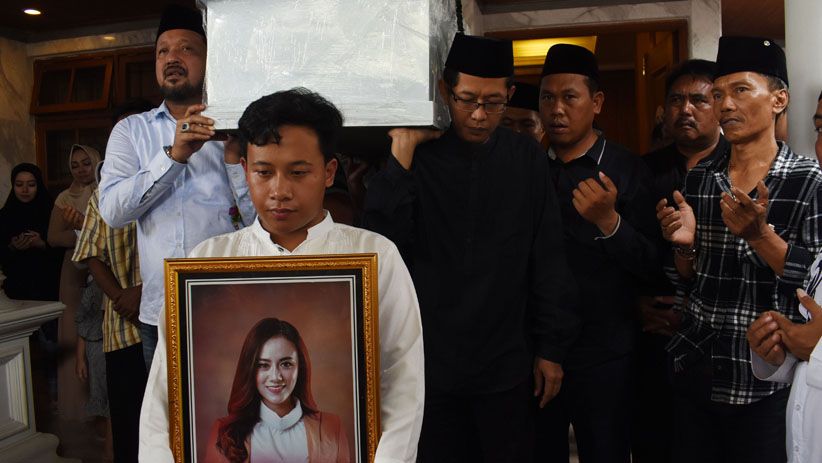 Ratusan Warga Iringi Pemakaman Dylan Sahara, Istri Ifan Seventeen - Bagian 3