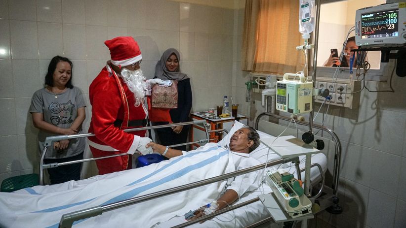 Sinterklas Bagikan Bingkisan Natal dan Hibur Pasien di Solo