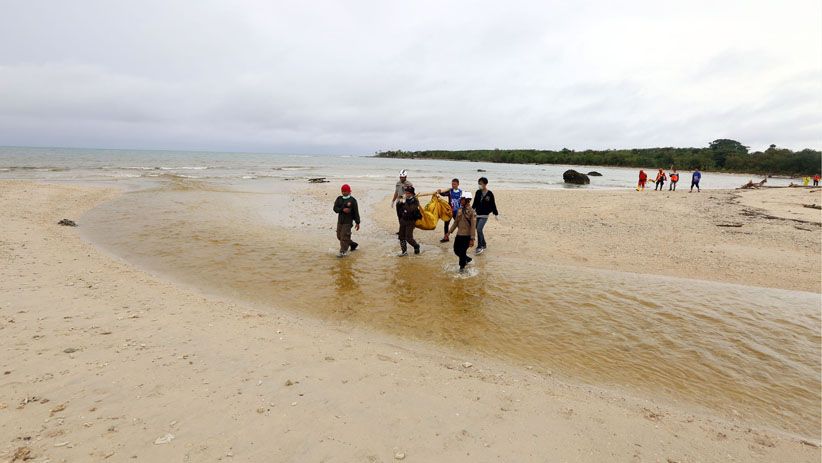 Tim SAR Gabungan Kembali Temukan Korban Tsunami Selat Sunda - Bagian 1
