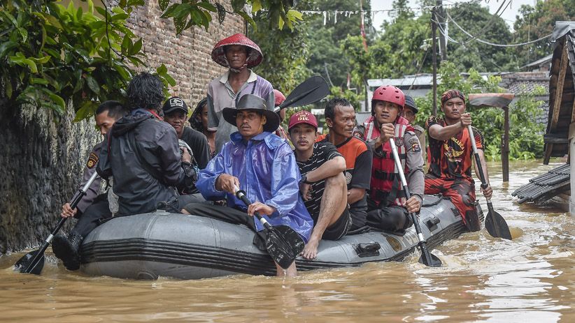 Tim SAR Gabungan Evakuasi Korban Banjir di Labuan  Tim SAR Gabungan Evakuasi Korban Banjir di Labuan