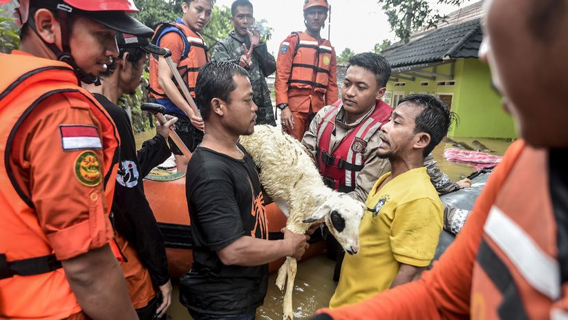 Tim SAR Gabungan Evakuasi Korban Banjir di Labuan  - Bagian 2