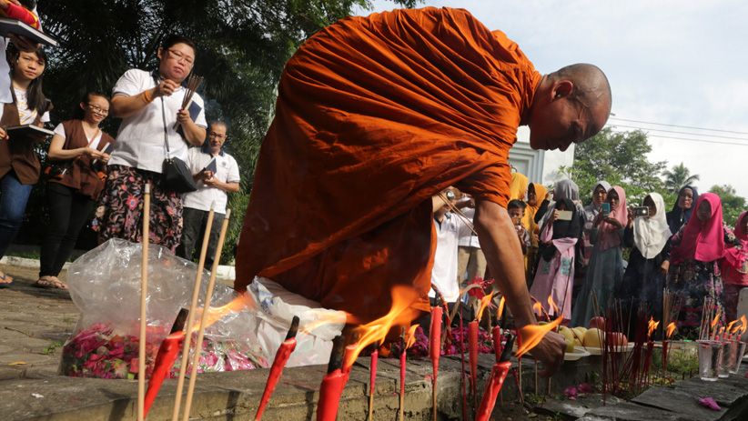 Warga Doa Bersama di Kuburan Massal Korban Tsunami Aceh