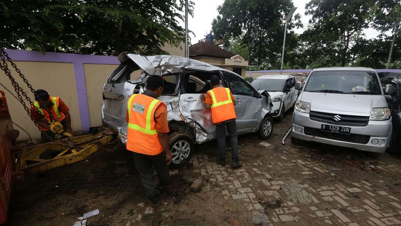 Polisi Data Kendaraan Milik Korban Tsunami Selat Sunda - Bagian 1