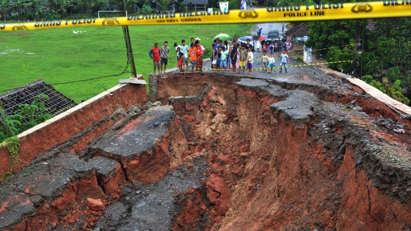 Jalan Ambles di Lebak, Akses 2 Kecamatan Putus