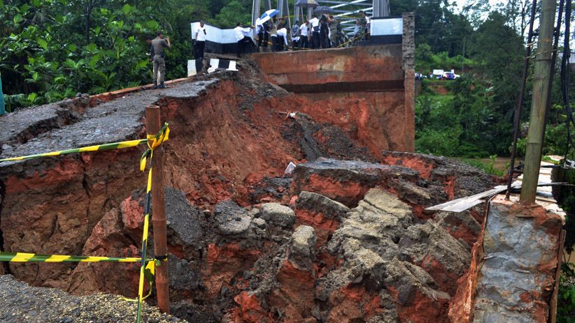 Jalan Ambles di Lebak, Akses 2 Kecamatan Putus - Bagian 2
