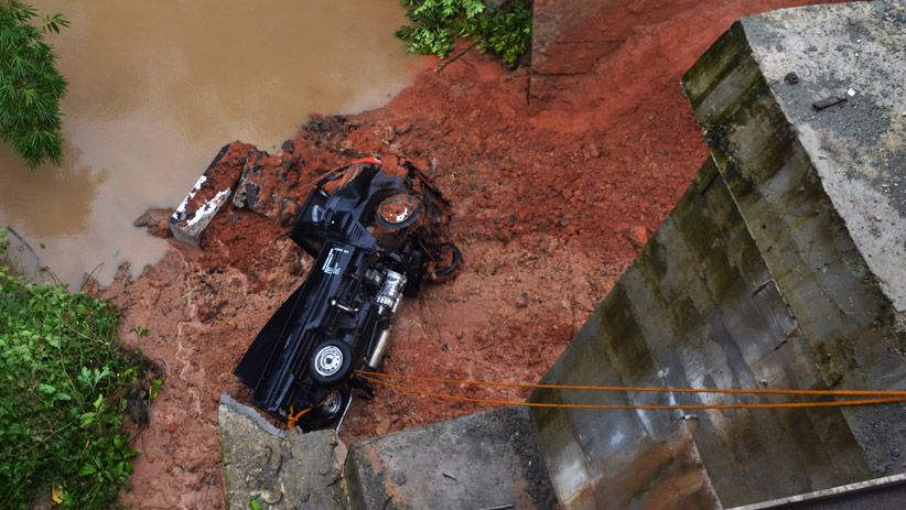 Jalan Ambles di Lebak, Akses 2 Kecamatan Putus