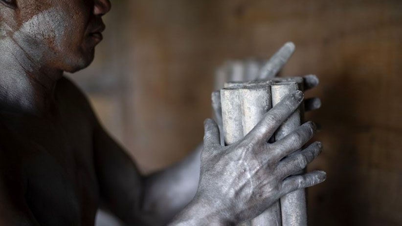 Tubuh Dipenuhi Bubuk Mesiu, Begini Proses Membuat Kembang Api - Bagian 4