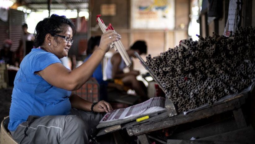 Tubuh Dipenuhi Bubuk Mesiu, Begini Proses Membuat Kembang Api - Bagian 6