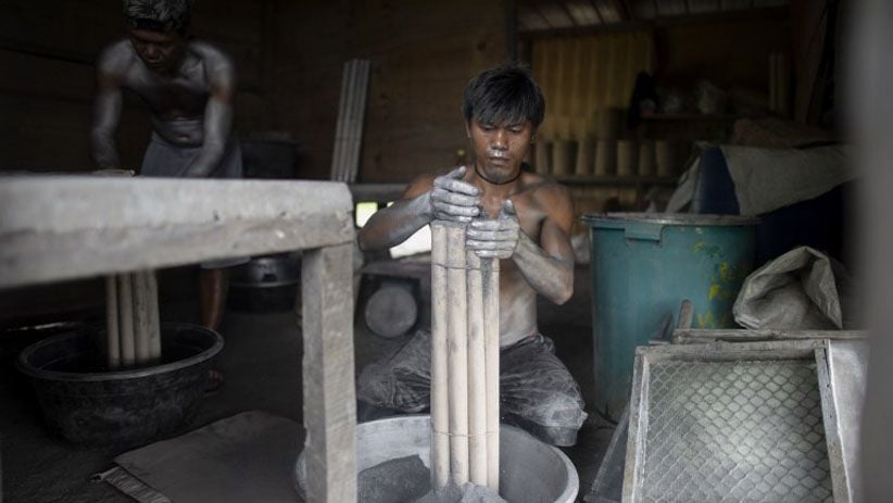Tubuh Dipenuhi Bubuk Mesiu, Begini Proses Membuat Kembang Api - Bagian 3