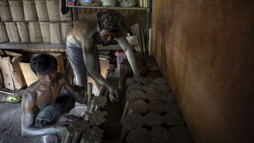 Tubuh Dipenuhi Bubuk Mesiu, Begini Proses Membuat Kembang Api - Bagian 2