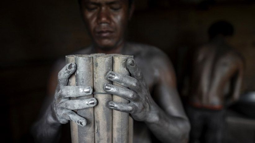 Tubuh Dipenuhi Bubuk Mesiu, Begini Proses Membuat Kembang Api - Bagian 1