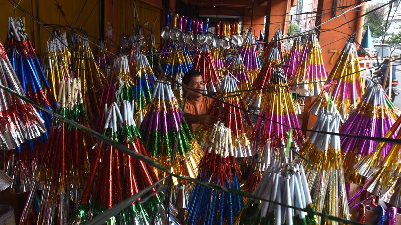 Kawasan Glodok Dipenuhi Warna-Warni Terompet Tahun Baru - Bagian 2