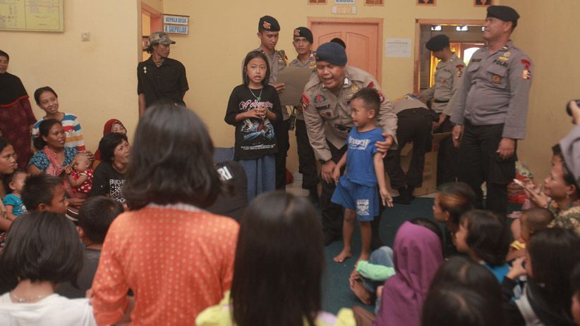Anggota Brimob Polda Banten Hibur Anak-Anak Pengungsi Tsunami - Bagian 4
