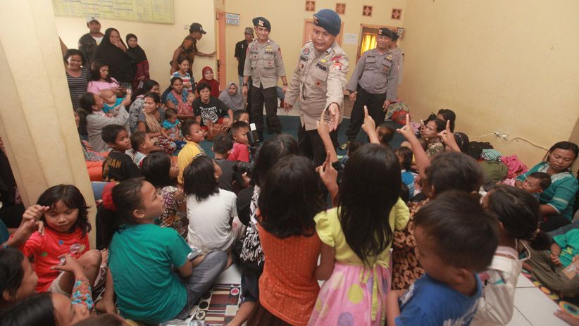Anggota Brimob Polda Banten Hibur Anak-Anak Pengungsi Tsunami - Bagian 5