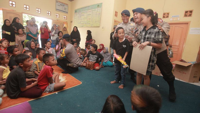 Anggota Brimob Polda Banten Hibur Anak-Anak Pengungsi Tsunami - Bagian 1