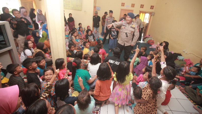 Anggota Brimob Polda Banten Hibur Anak-Anak Pengungsi Tsunami - Bagian 3