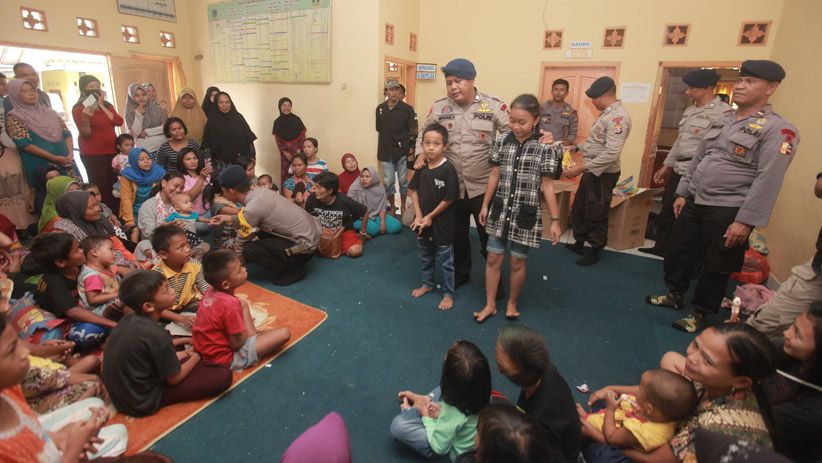 Anggota Brimob Polda Banten Hibur Anak-Anak Pengungsi Tsunami - Bagian 2