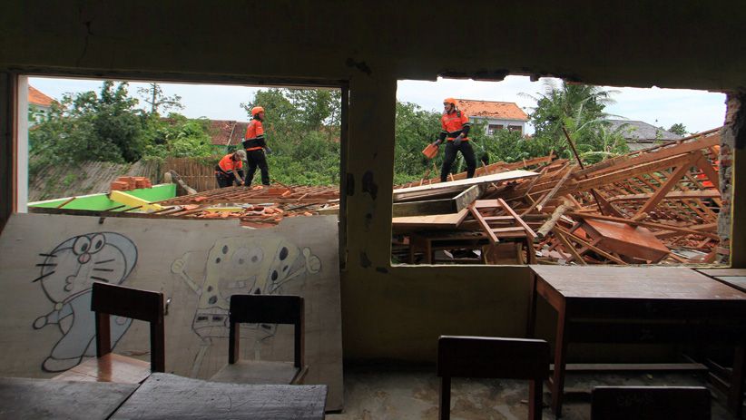 Sekolah Roboh Dihantam Puting Beliung di Cirebon - Bagian 2