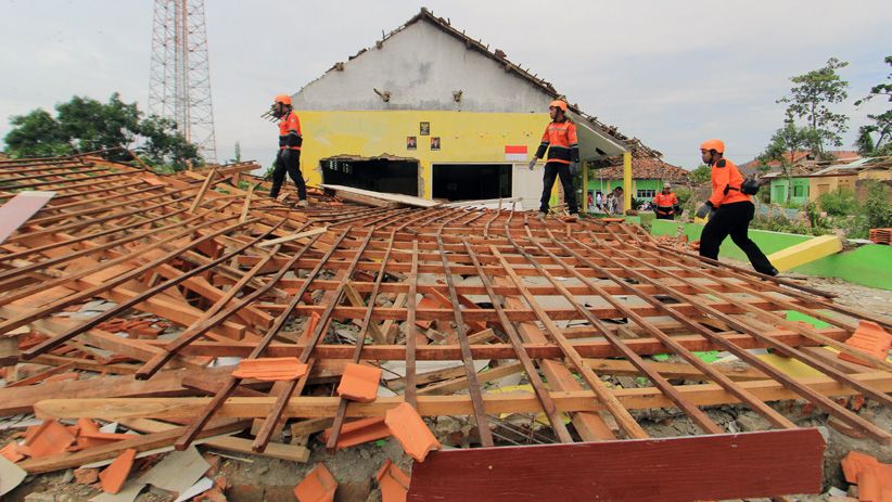 Sekolah Roboh Dihantam Puting Beliung di Cirebon